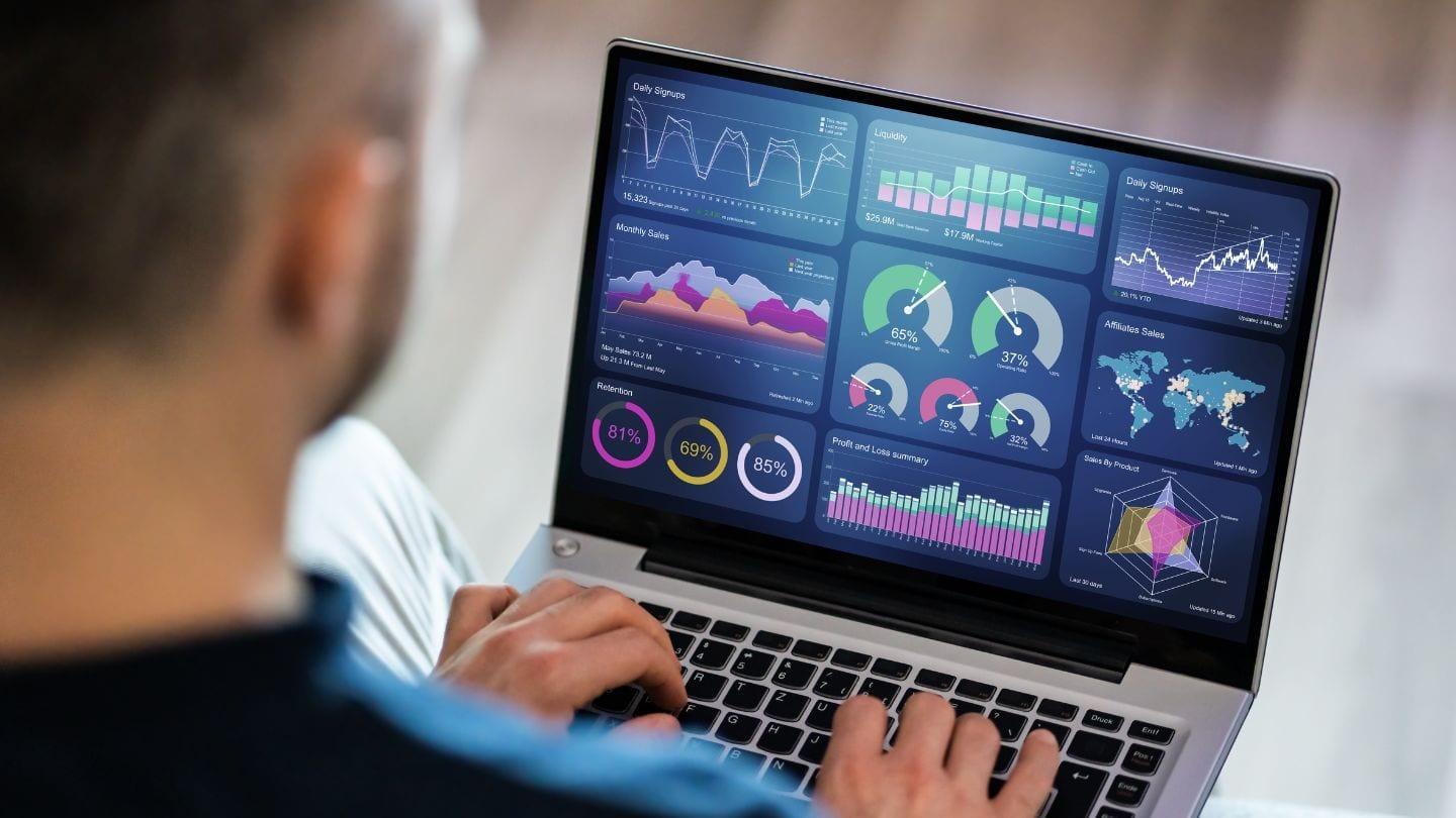 Aké sú výhody a nevýhody Jetpacku a Google Analytics pre analýzu webu?