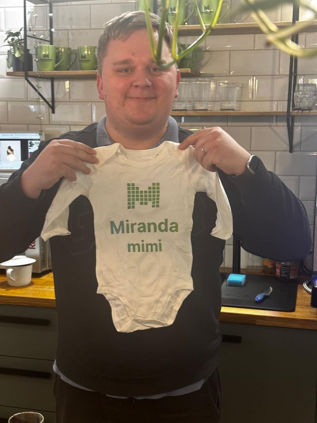Člen tímu MirandaMedia s detským body Miranda mini