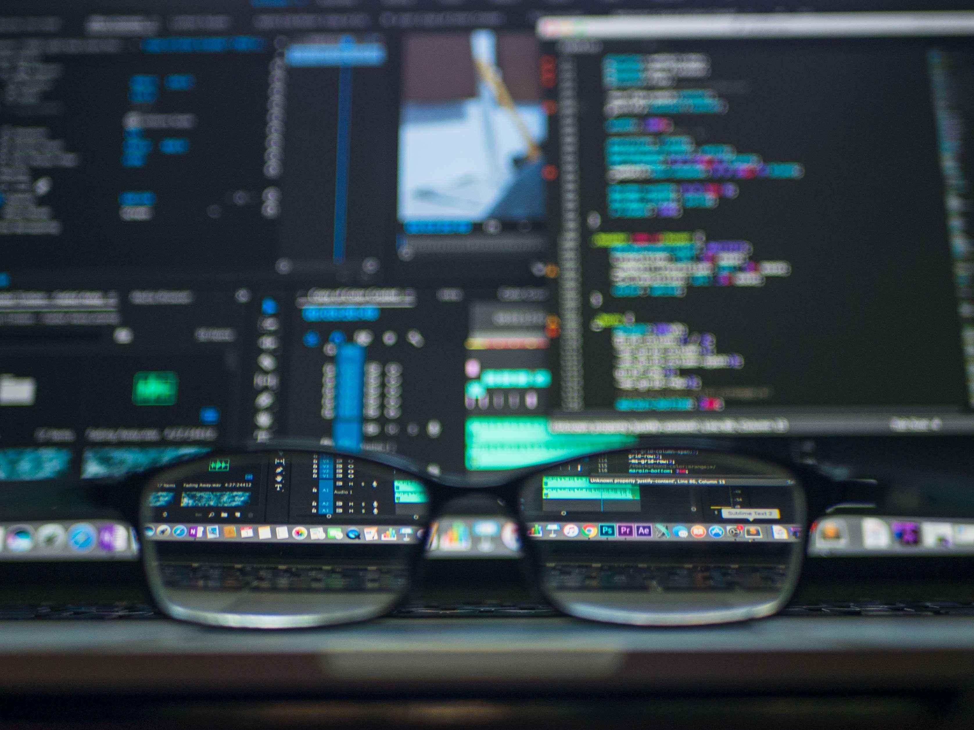 Začína sa kódmi a končí vizuálnym zážitkom, aké sú úlohy front-end a back-end developera?