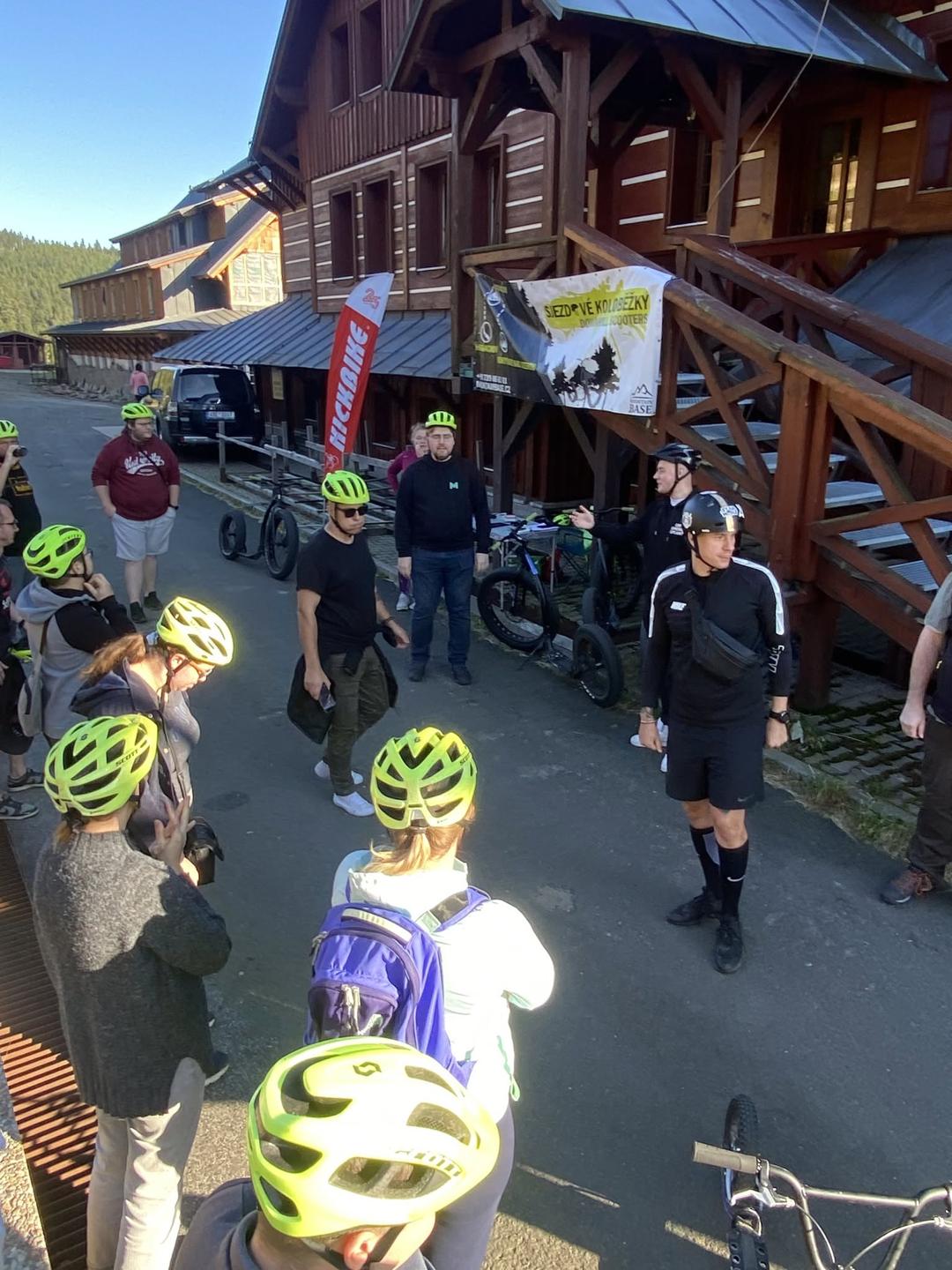Teambuilding — kolobežky v horách